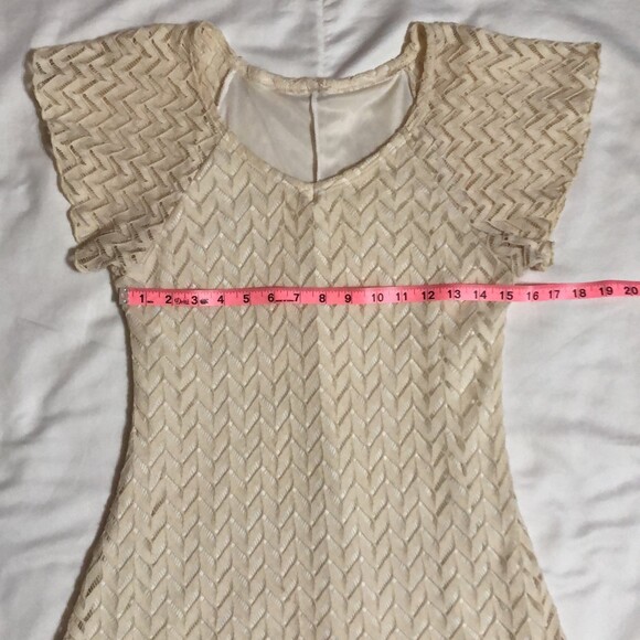 Short Sleeve Scoop Neck Blouse Chevron Pattern Womens Size Small Cream - Picture 5 of 6
